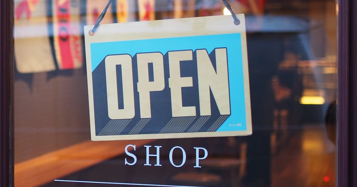 Retail environment connected to an e-commerce operation
