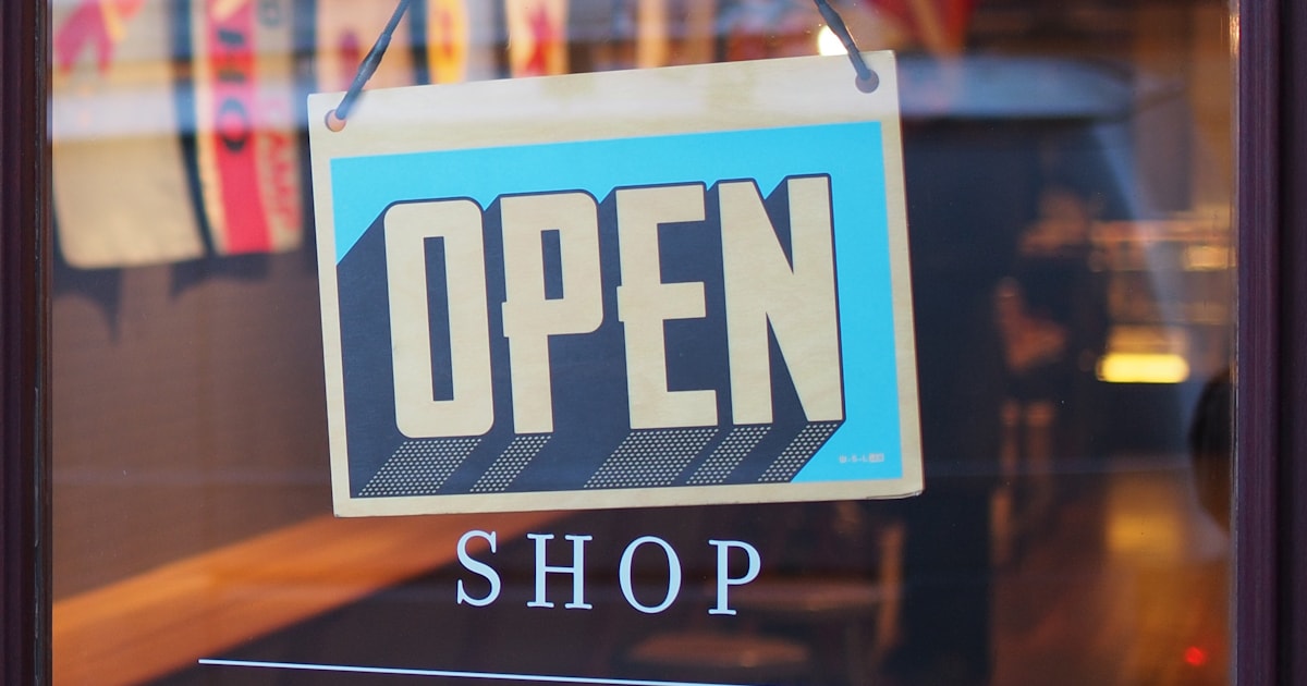 Retail environment connected to an e-commerce operation